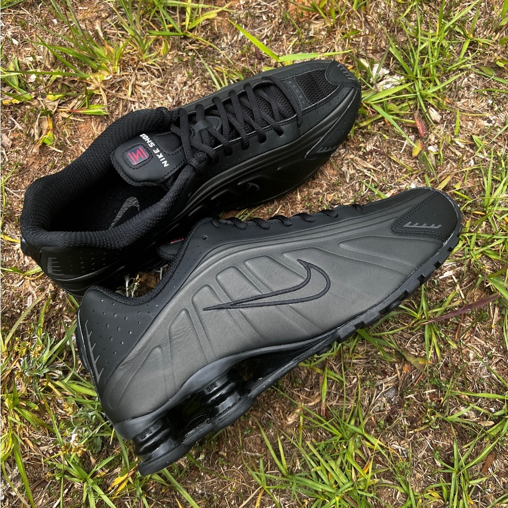 CLEAN Nike size 10.5 Mens Shox R4 Triple Black shoes